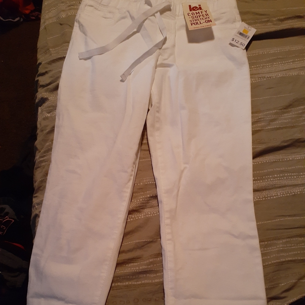 NWT Lei white capri pants